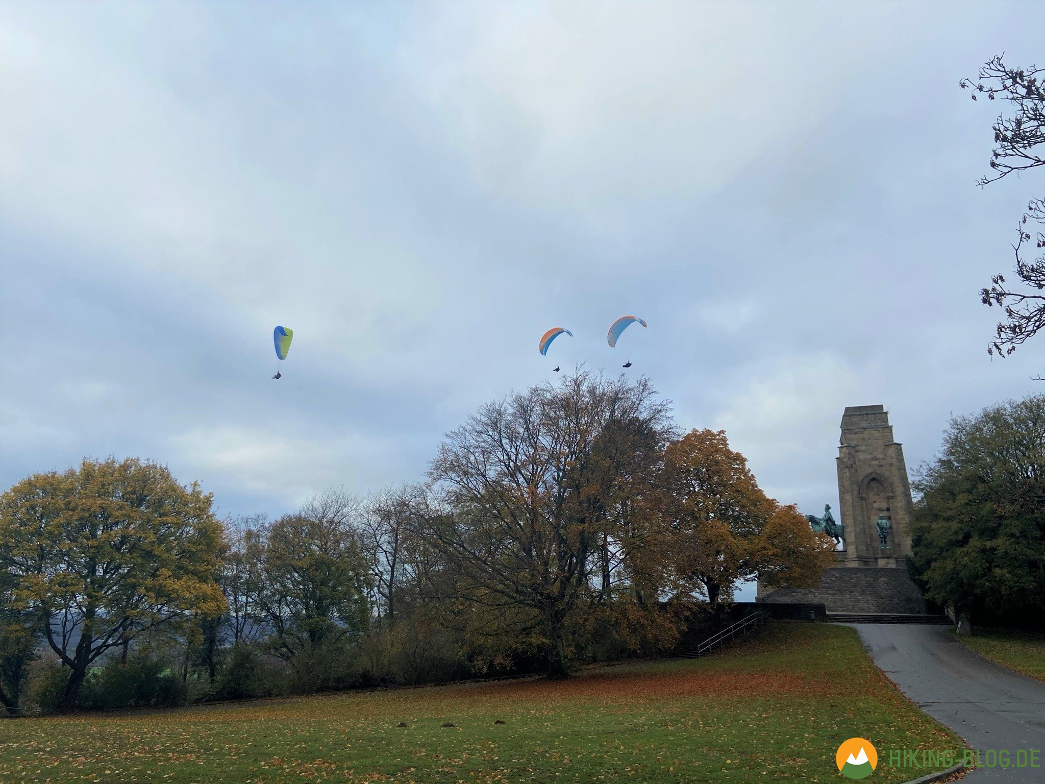 Gleitschirmflieger an der Hohensyburg in Dortmund
