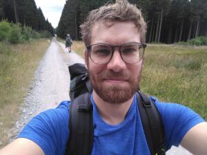 Autor Christoph beim Wandern in der Eifel